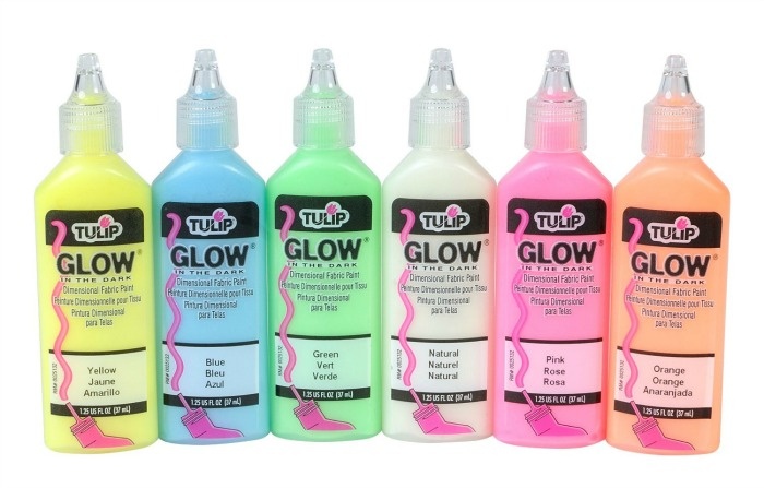 7 Amazing Glow In The Dark Party Ideas That Are Killing It For Fall- Glow paint