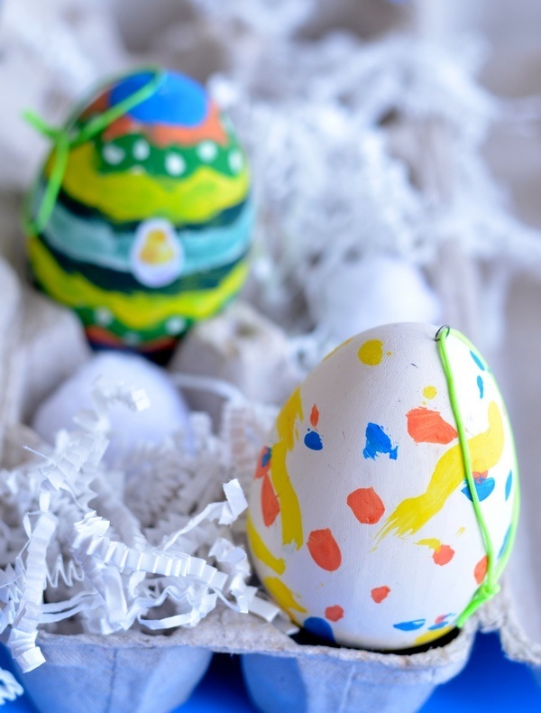 Looking for an easy dollar store crafts? Let little ones create adorable Easter decorations by making this painted eggs Easter craft for kids!