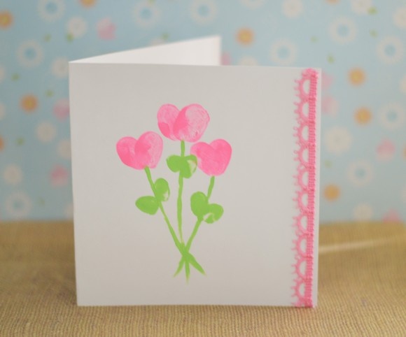 Make this cute fingerprint heart bouquet card craft for kids for any holiday!