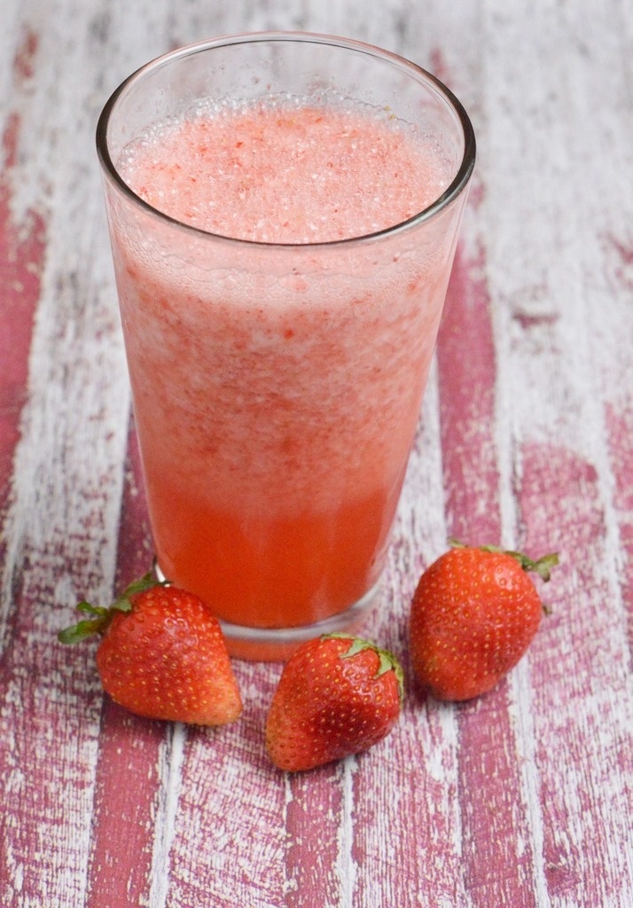 With the hot weather upon us and fresh strawberries in my farmer's market, I thought I would try making a sparkling strawberry smoothie recipe. It’s the perfect summer drink for those lazy days lounging on the deck reading a good book! The fizz makes it so refreshing! The recipe is for a sugar-free smoothie, but you can also make it with sugar or natural sweeteners. 