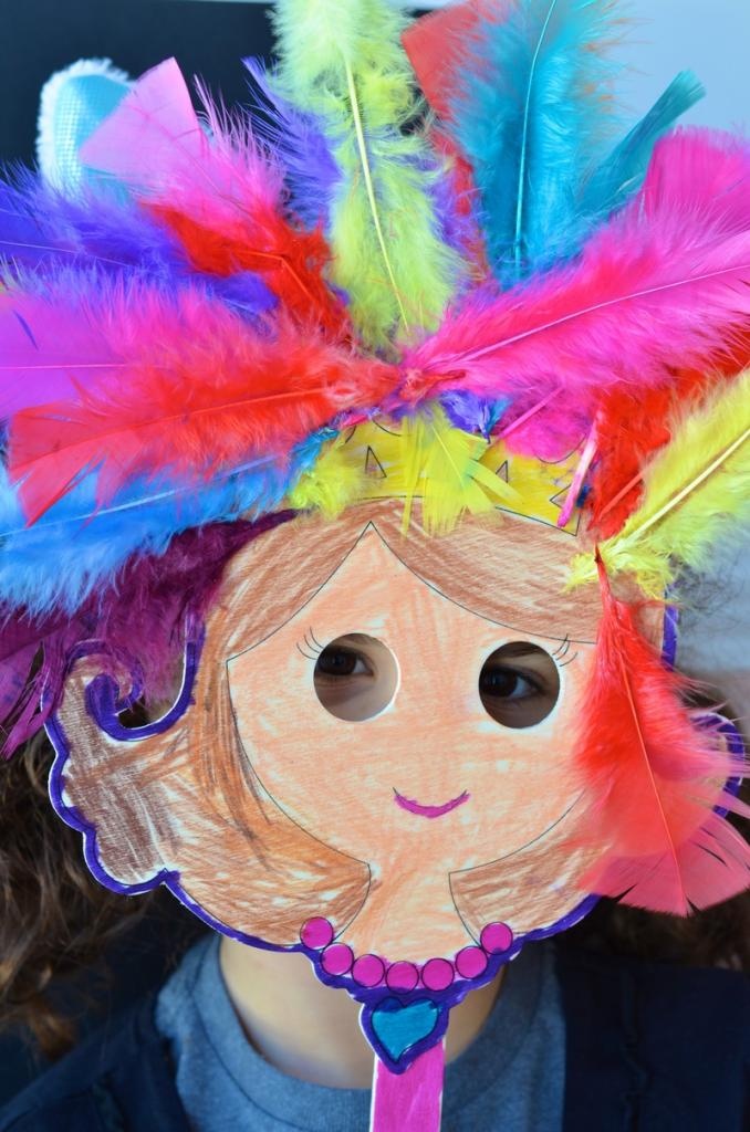 Let kids unleash their creativity and show off their imaginations with this fun & vibrant doll puppet craft for kids featuring colorful feathers. 