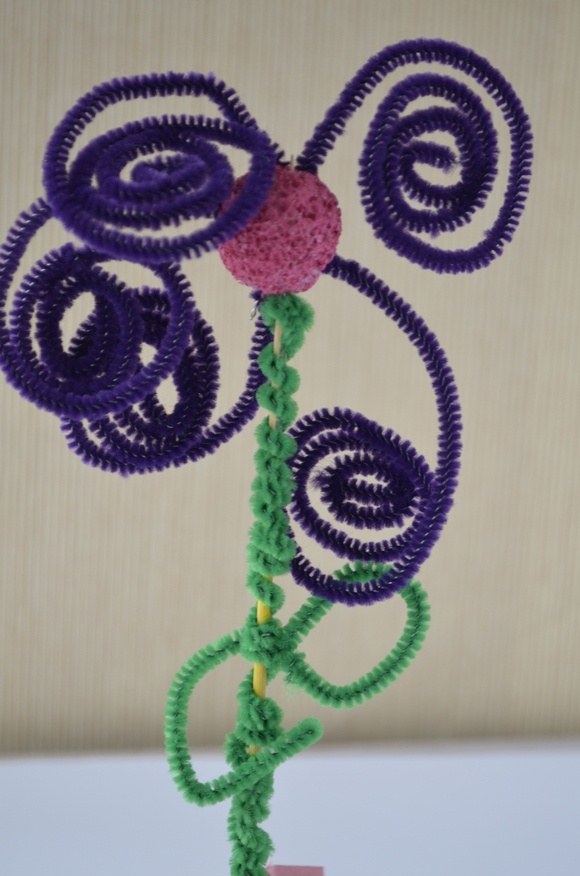 How to make this easy pipe cleaner flower craft for kids