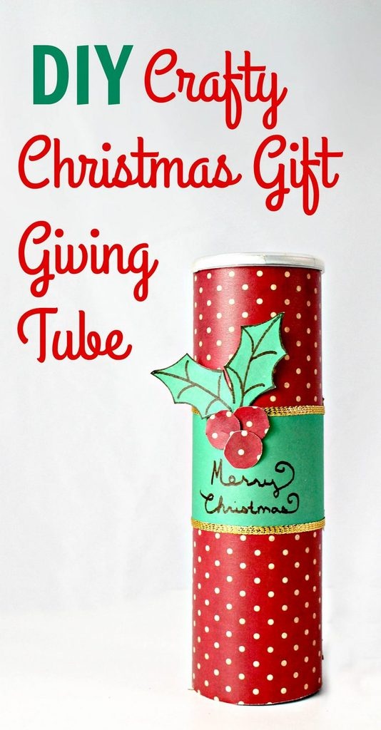 Looking for a cute gift idea? Check out this DIY Chrismas gift giving tube! It's a fun craft for the holidays & super cute too! 